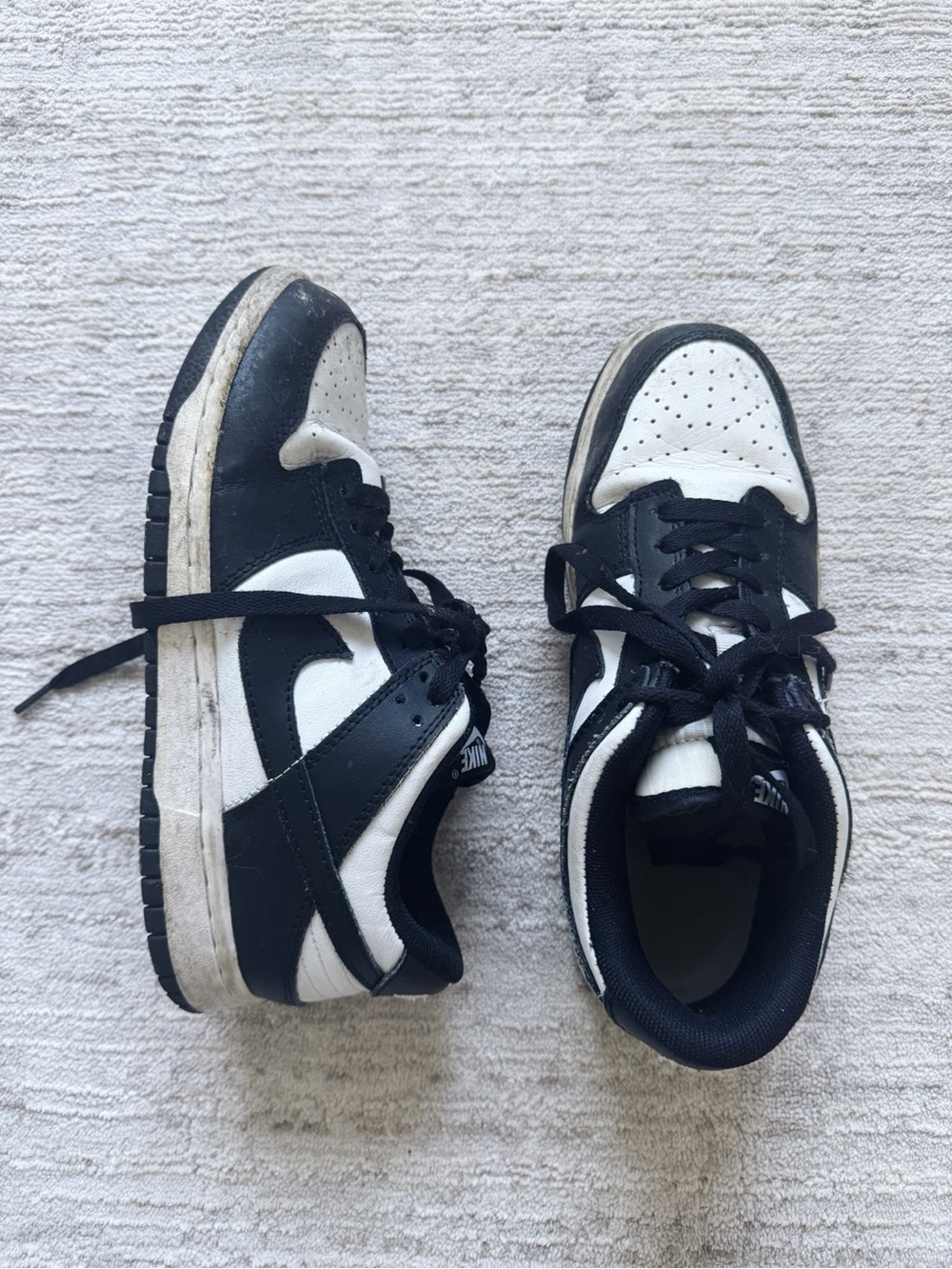 Nike Black and White Low-Top Sneakers (Size 8)